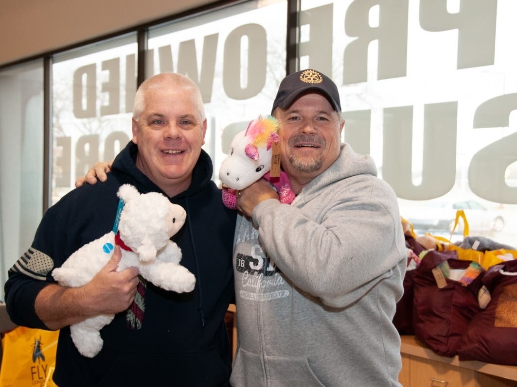 https://patch.com/img/cdn20/users/20664985/20191216/095659/styles/patch_image/public/2019-thanksgiving-baskets-shawn-and-steve___16094136341.jpg