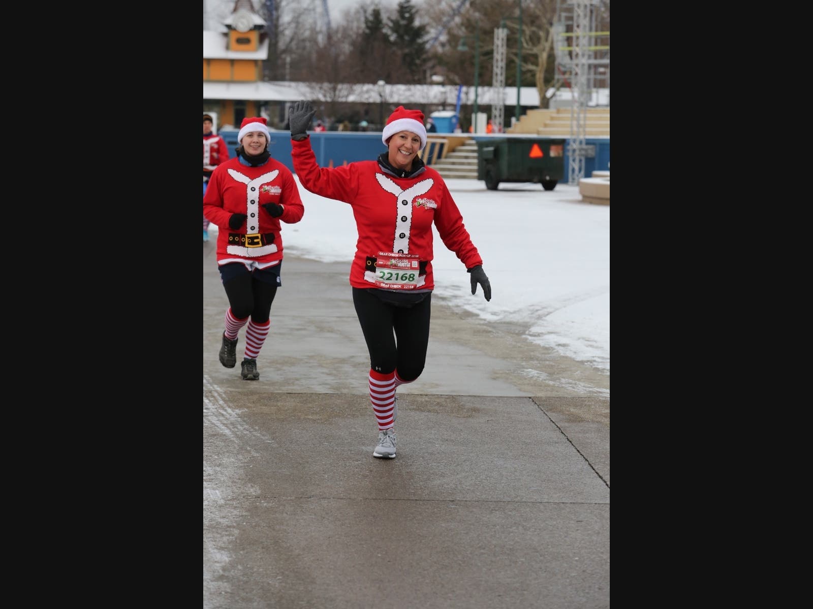 Runners and walkers are warmly invited to join this magical and nostalgic holiday-themed event. 