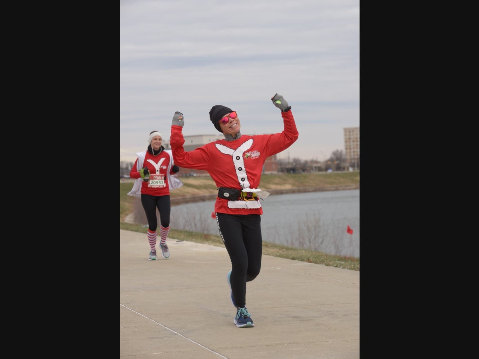 Runners and walkers are warmly invited to join this magical and nostalgic holiday-themed event. 