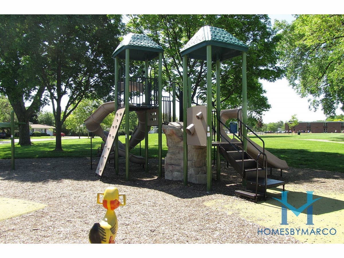 Berkley Square, Arlington Heights, Illinois July 2017 Arlington