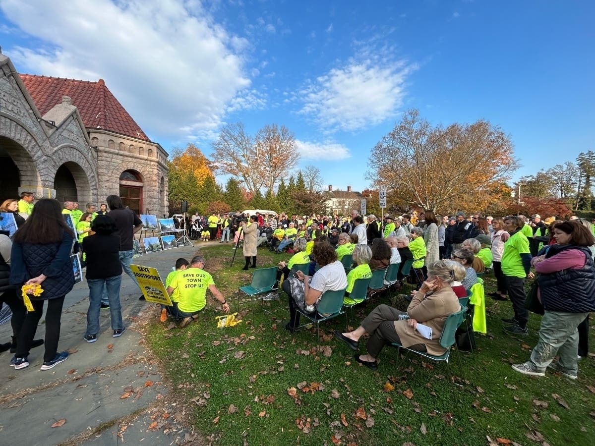 Hundreds of Fairfield residents gathered at Pequot Library on Sunday for a protest rally against a United Illuminating power line proposal.