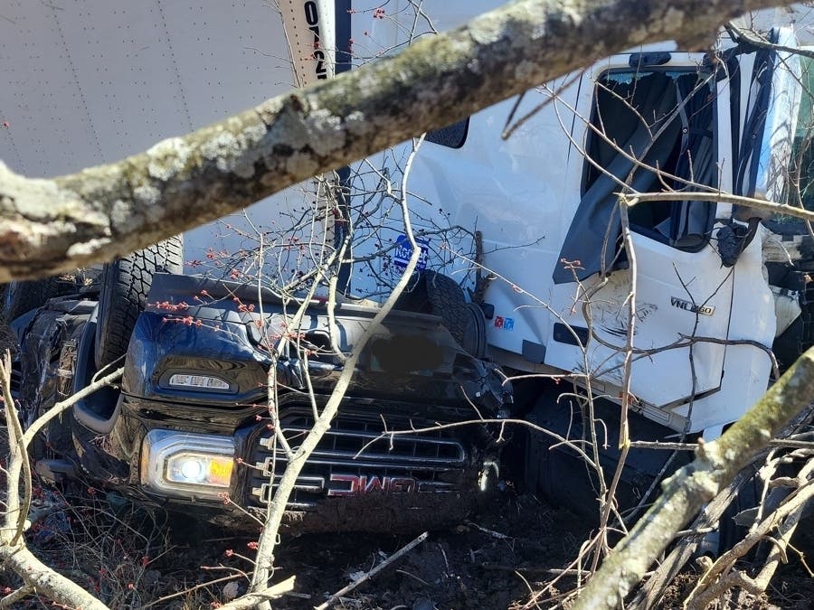 1 Injured In Tractor Trailer Vs. Pickup Crash On I-95 In Fairfield: FD ...