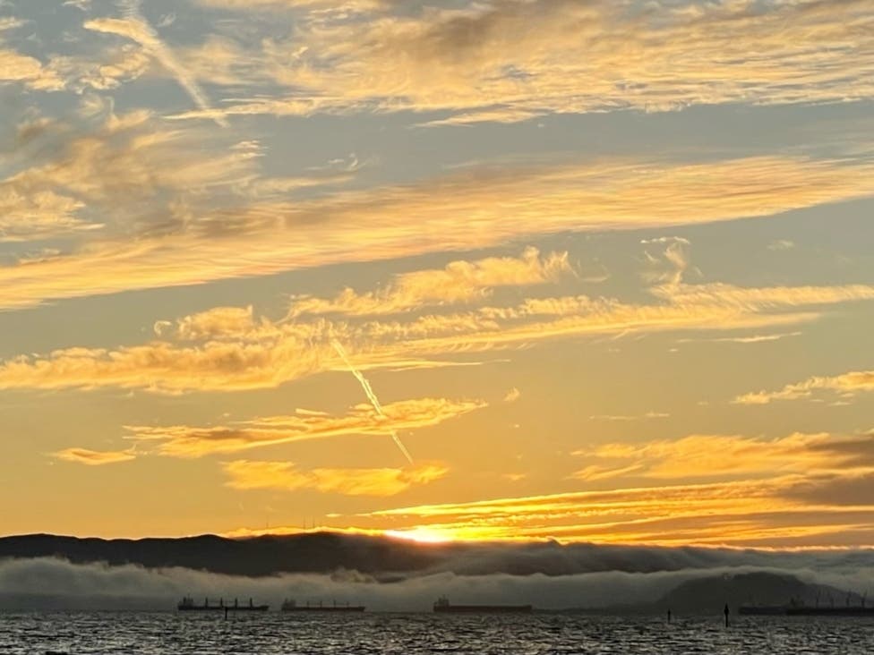Sunset over San Francisco Bay and the coastal range. Photo taken from Bay Farm Island, Alameda, Calif.
