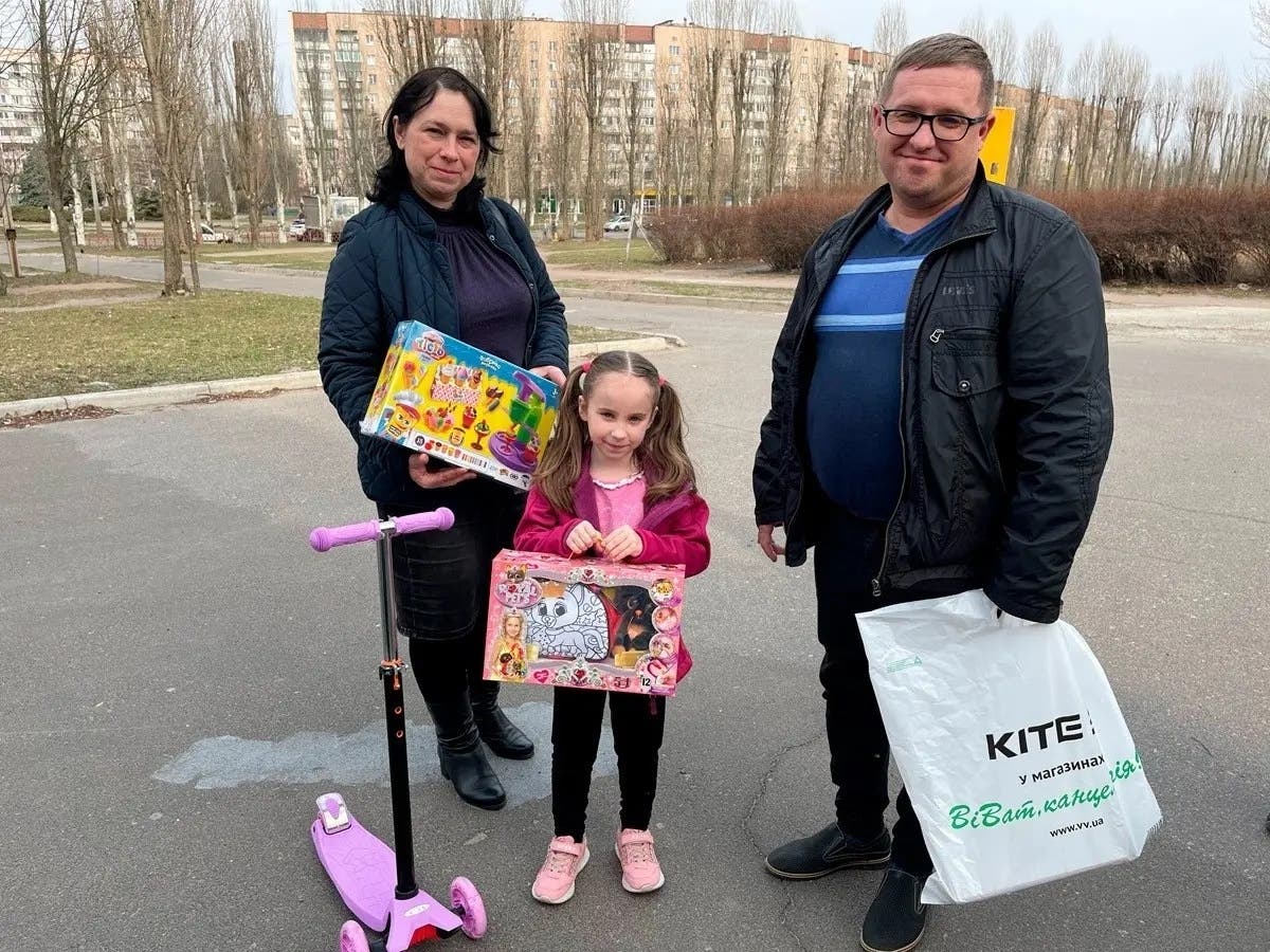 Ukrainian refugees received presents, thanks to a California teen.