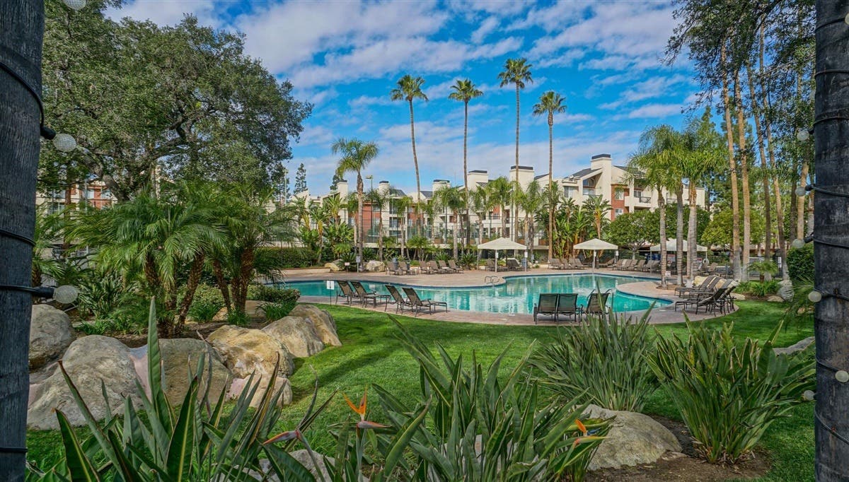 The Met Warner Center (Woodland Hills) for Sale from 320,000