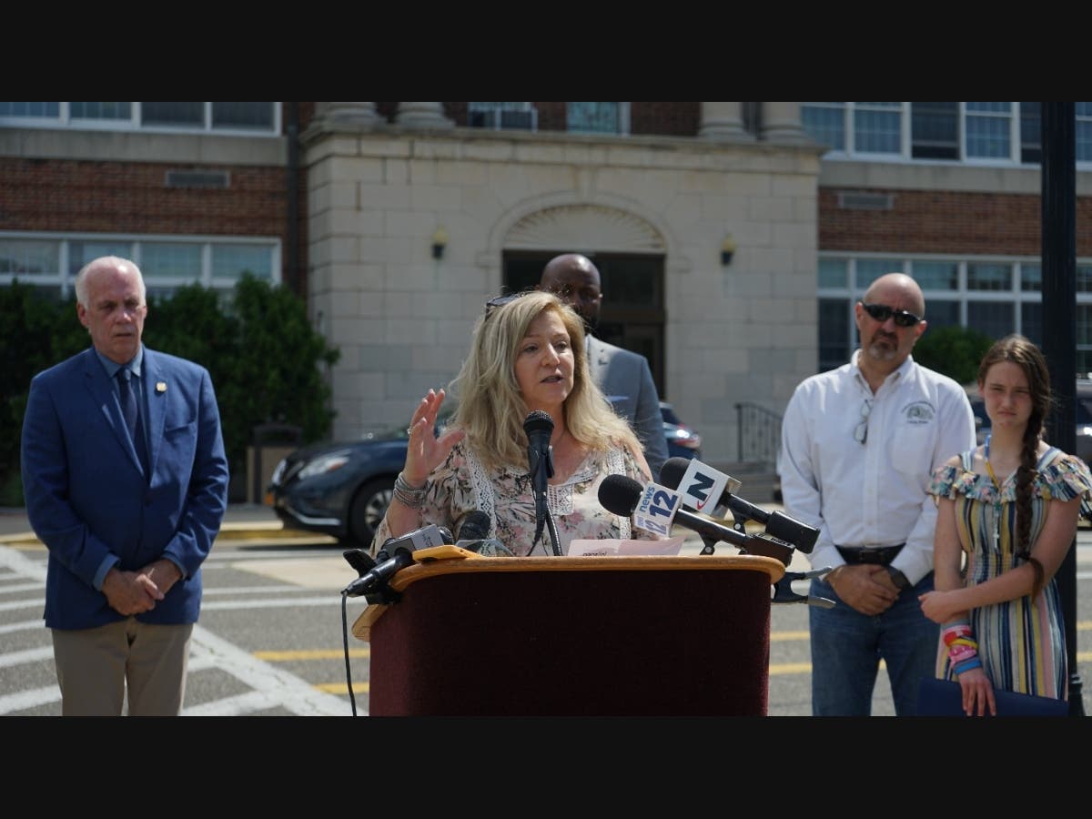 Lindenhurst Middle School Leads in the Fight Against Vaping | Lindenhurst,  NY Patch