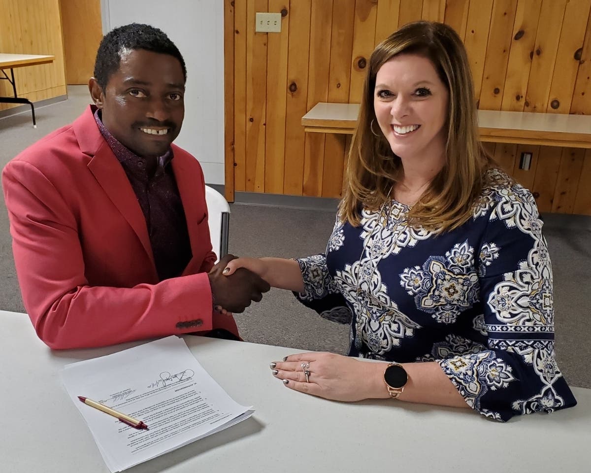 Greater Fort Kent Area Chamber of Commerce President Darnell Oliver (left) and Jennifer Flynn, M.Ed., director of Husson University’s Northern Maine campus (right) signed the MBA discount agreement. 