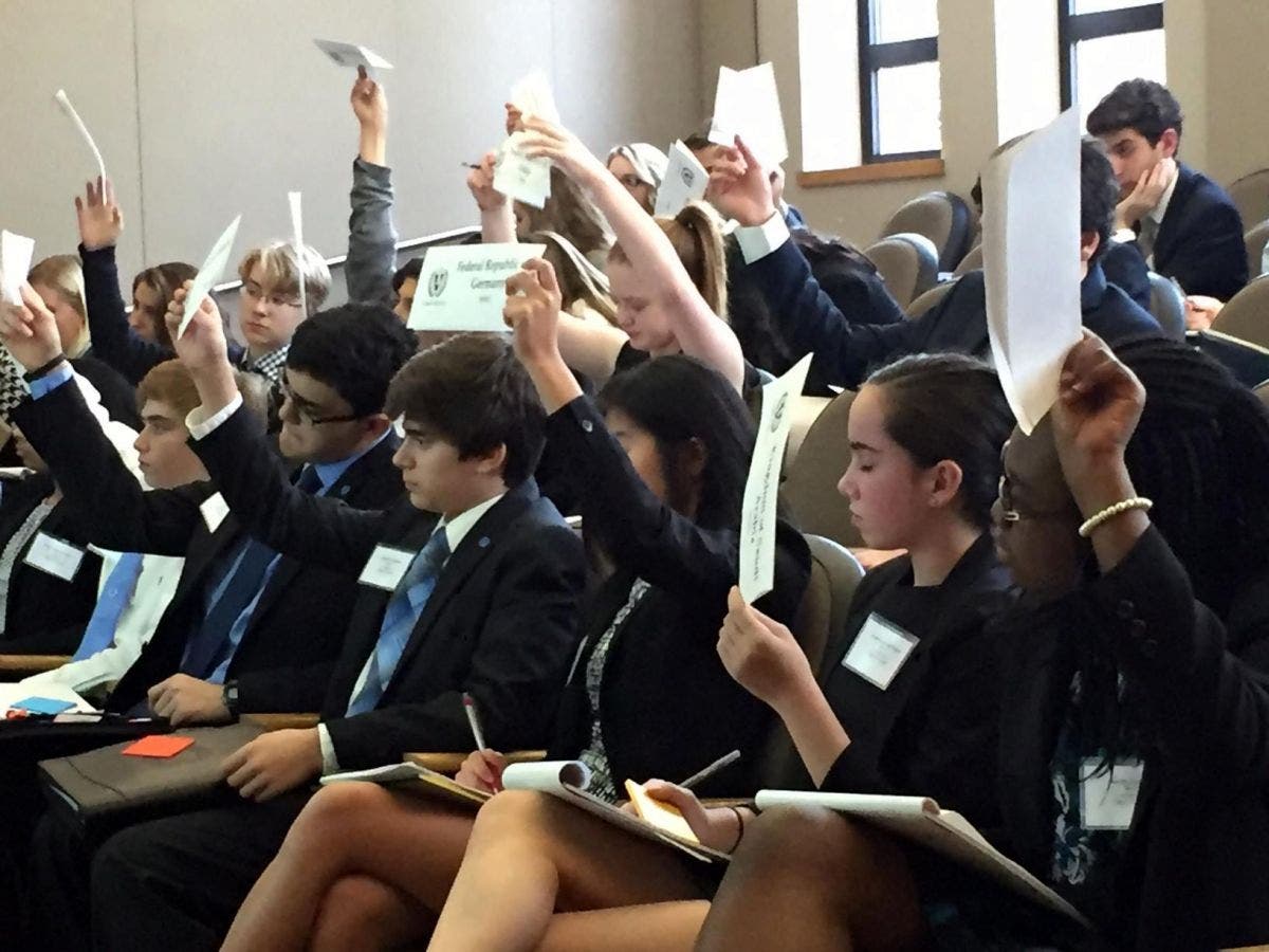 https://patch.com/img/cdn20/users/2213323/20161204/032302/styles/raw/public/article_images/chs_mun_delegates_vote_-2016-1480882794-9829.jpg