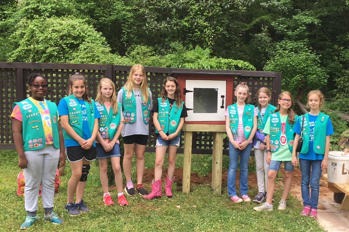 Girl Scouts Build Little Free Library For Homeless Residents Johns