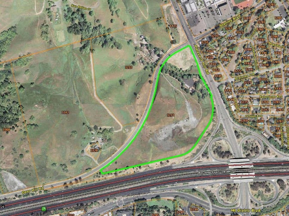 The Terraces of Lafayette project involves the development of 315 apartment units on a 22-acre parcel at the southwest corner of Deer Hill Road and Pleasant Hill Road in Lafayette.