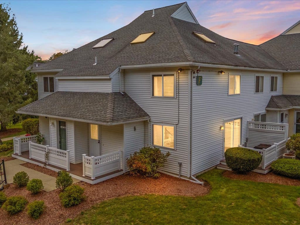 Open House Sunday 11–12:30: 2-Bed Townhouse with Loft in Chelmsford