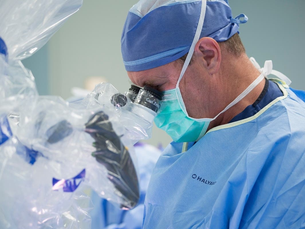 Newport Beach-based Dr. Robert S. Bray, Jr. performs surgery.