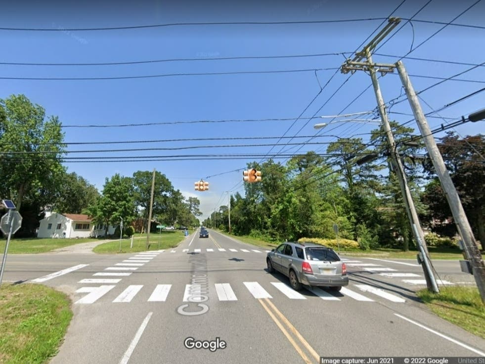 A blinking traffic signal at Commonwealth and Northampton boulevards in Pine Lake Park will be replaced by a full traffic signal under an agreement with Ocean County officials. 