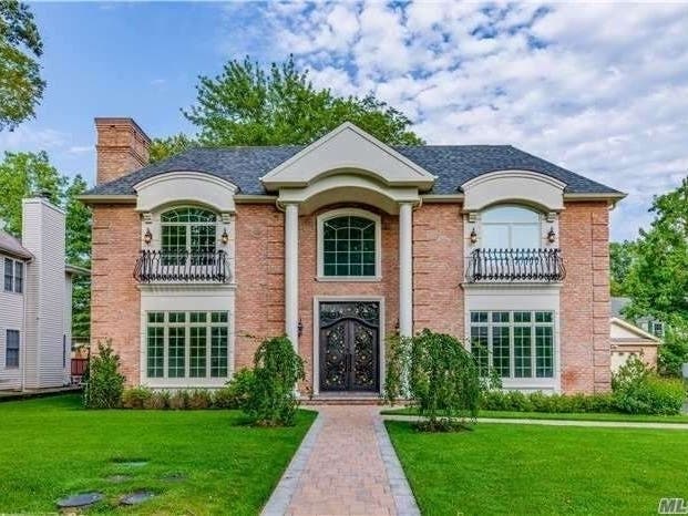 House for sale in Great Neck.