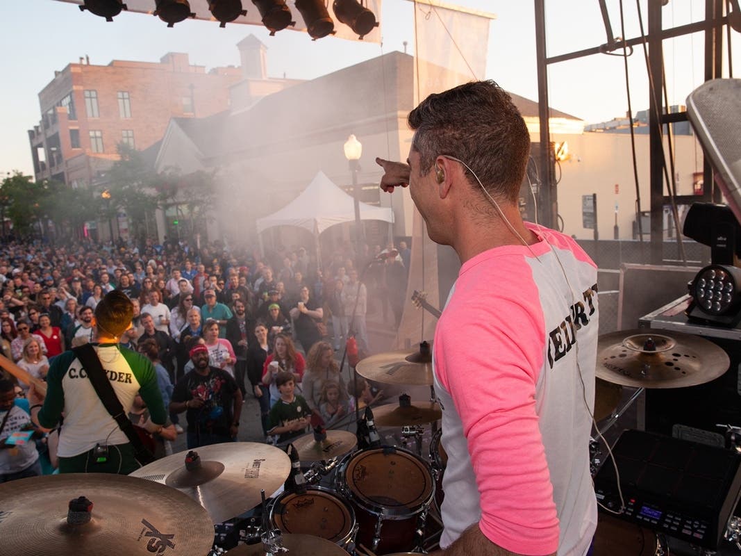 The Oh Yeahs perform at Andersonville Midsommarfest