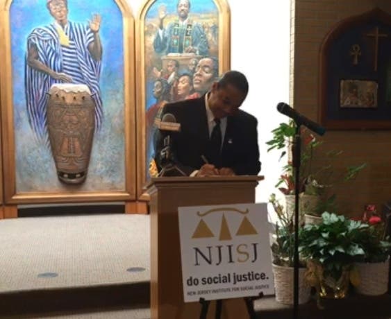 Antonne Henshaw signs a voter registration form in Newark, NJ on March 17, 2020.