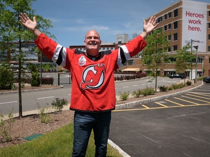 NJ Devils Legend Ken Daneyko Delivers Food To Saint Barnabas