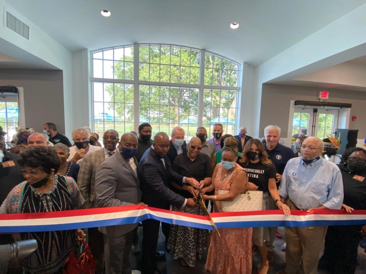 A new, $4.5 million community center at a popular park in Newark got a big round of applause from supporters on Wednesday, including Gov. Phil Murphy.