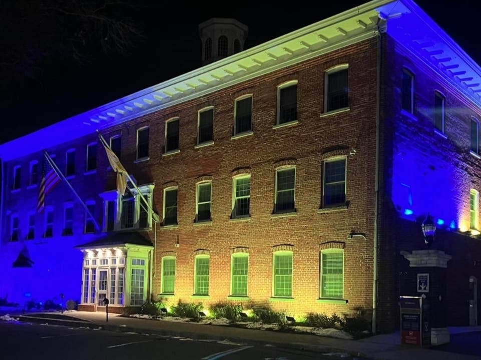 Nutley Mayor Mauro Tucci recently announced that the Nutley Board of Commissioners have voted to change the lighting on the township’s buildings in support of Ukraine, which was invaded by Russian forces last week.