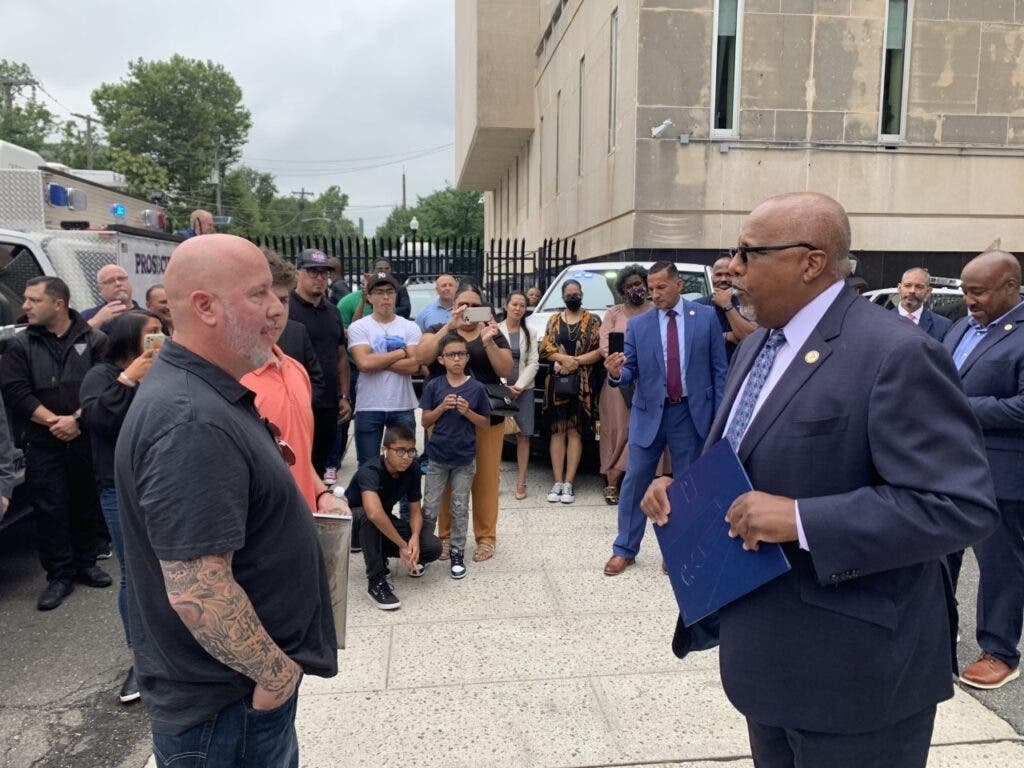 A retiring police sergeant in Essex County who lost both of his lungs to the coronavirus took his final radio call to a round of heartfelt applause earlier this month.