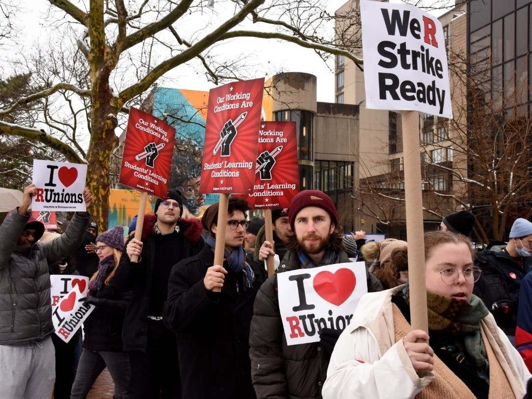 A forecast of snowy weather didn’t stop faculty and staff who work at Rutgers University from gathering for a rally at the Newark campus on Tuesday.