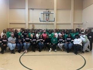 Members of the Omicron Xi Omega Chapter of Alpha Kappa Alpha Sorority Incorporated, along with Mary Bentley LaMar, 34th AKA North Atlantic Regional Director (center left) and Candace Jefferson, Chapter President, Omicron Xi Omega Chapter (center right)