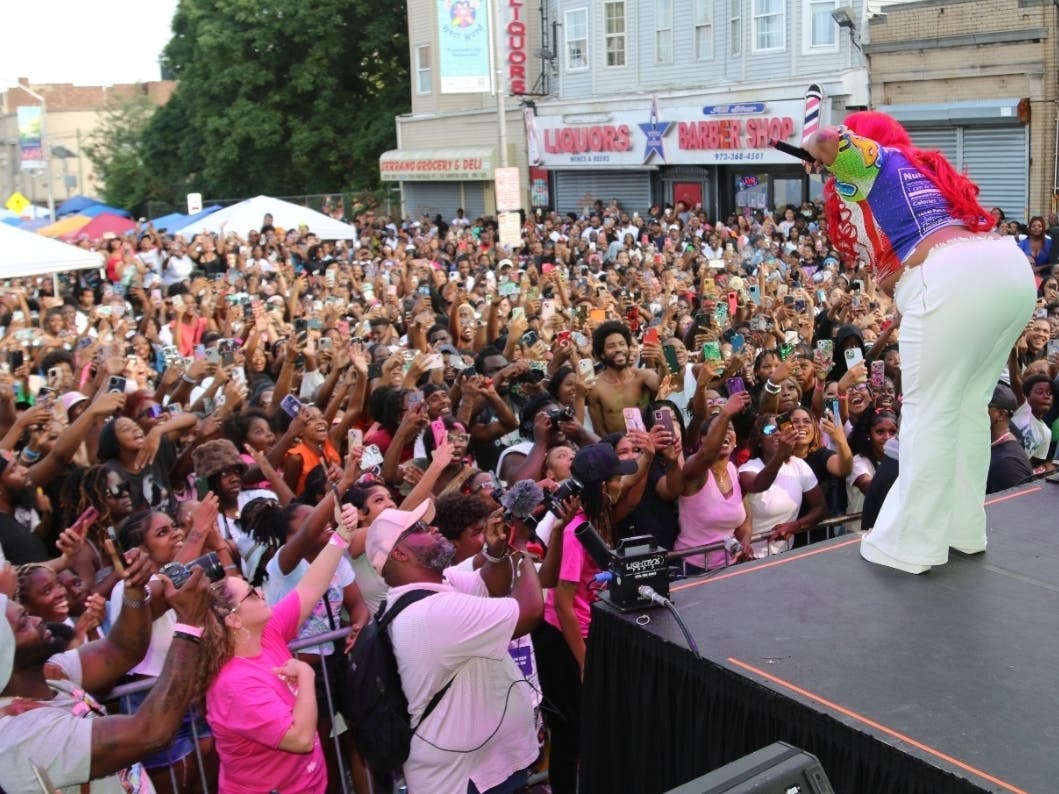 An eager crowd gathers for the “24 Hours of Peace” event in Newark, NJ in August 2024.