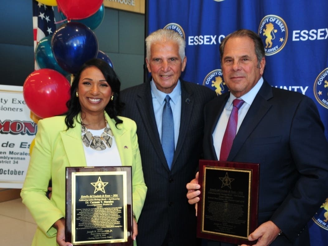 Estrella del Condado de Essex Awards (Stars of Essex County) are presented to New Jersey Assemblywoman Carmen Morales and Jose L. Linares, retired chief judge of the U.S. District Court in New Jersey, partner in McCarter & English.