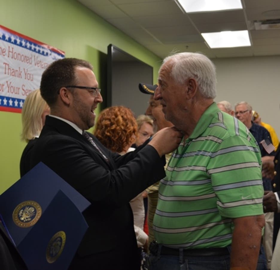 https://patch.com/img/cdn20/users/22846024/20180614/013602/styles/raw/public/processed_images/vietnam_veterans_pinning_ceremony_-_mesa_12-1528997618-5080.jpg