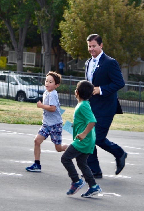 Mayor running with kids Mayor running with kids