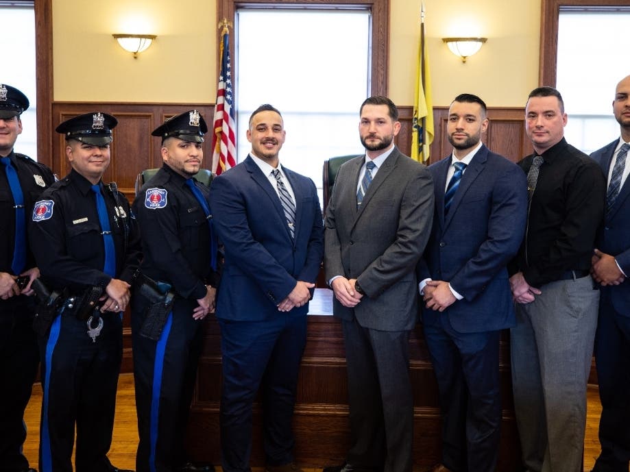 https://patch.com/img/cdn20/users/22870800/20211221/093022/styles/patch_image/public/carteret-police-officers-who-received-the-det-joseph-seals-valor-award___21091327709.jpg