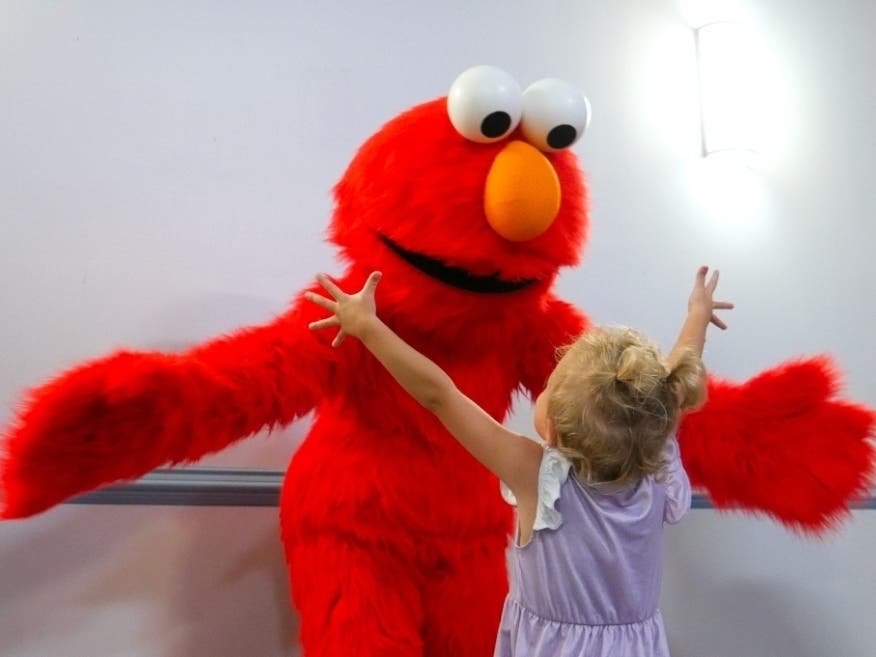 https://patch.com/img/cdn20/users/22870800/20261005/033210/styles/patch_image/public/elmo-5-greeting-child-1___05153122891.jpg