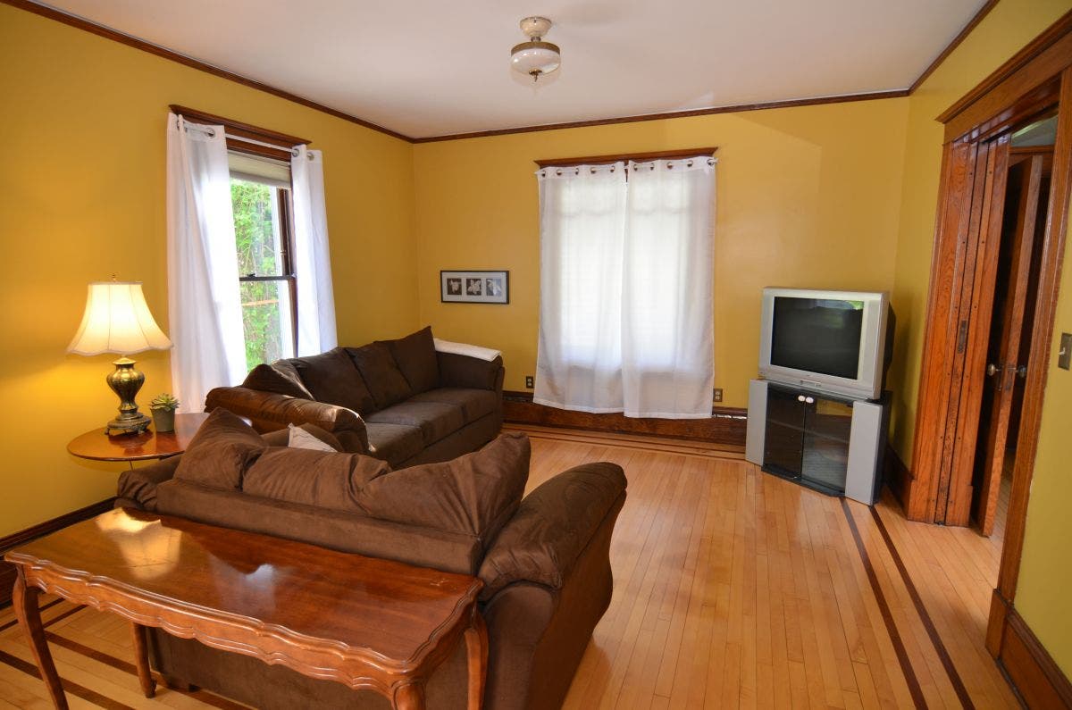 Beautiful 3 Bedroom Home in area with 1st floor