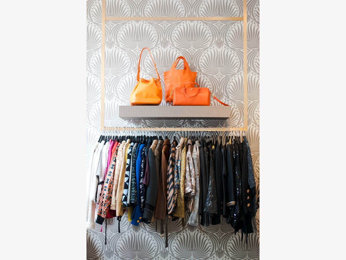 https://patch.com/img/cdn20/users/22871539/20180917/103602/styles/raw/public/processed_images/chicago_old_town_luxury_garage_sale_16-1537194195-9236.jpg