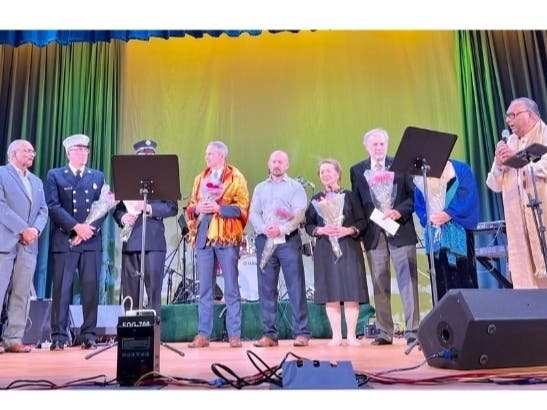 Bridgewater Mayor Matthew Moench, township officials, and Temple Chairman Mohan Myneni.