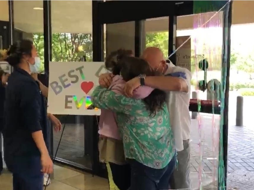 A woman hospitalized since March 23 for treatment of new coronavirus was reunited with her family right in the nick of time.