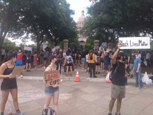 Demonstrations against police abuse continued on Wednesday but in a calmer manner than over the weekend when police clashed with protesters.