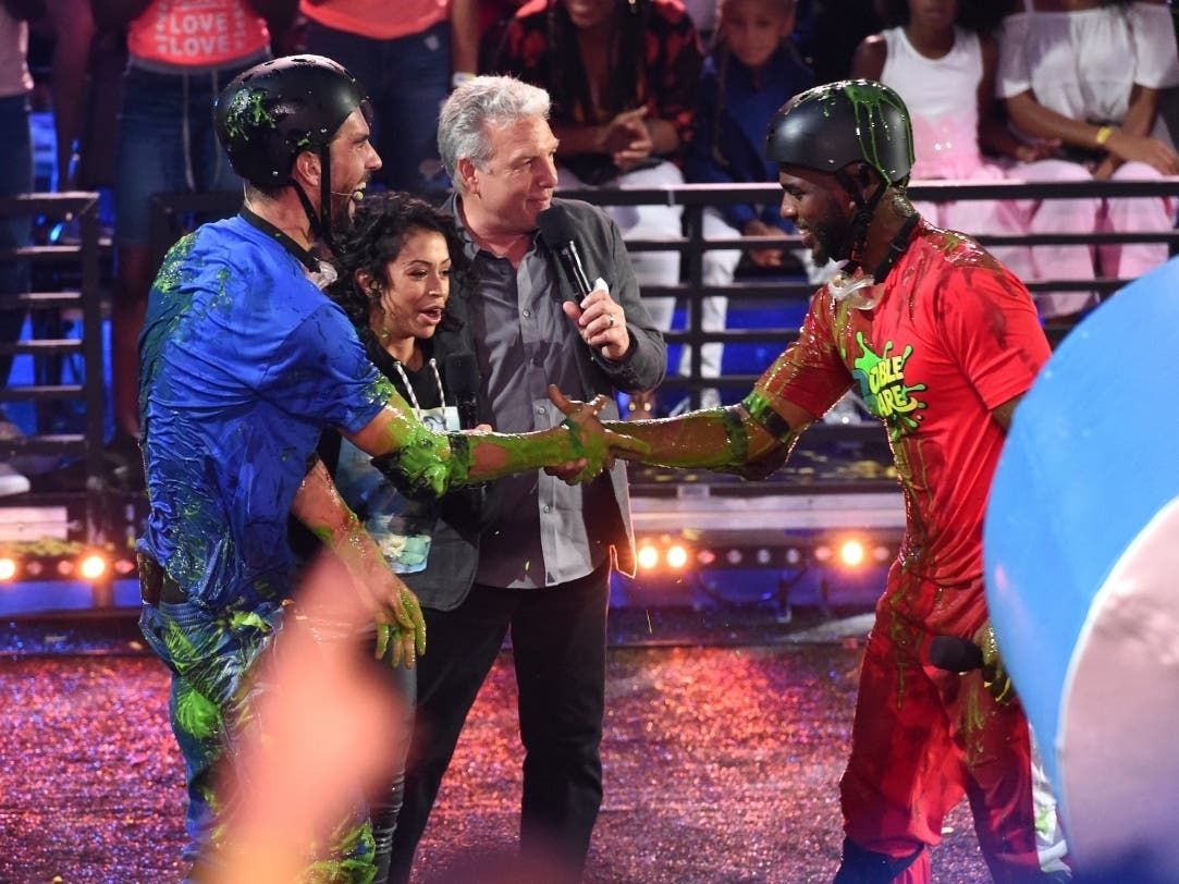 Michael Phelps, Liza Koshy and Marc Summers congratulate Chris Paul after his obstacle course challenge win in 2018.