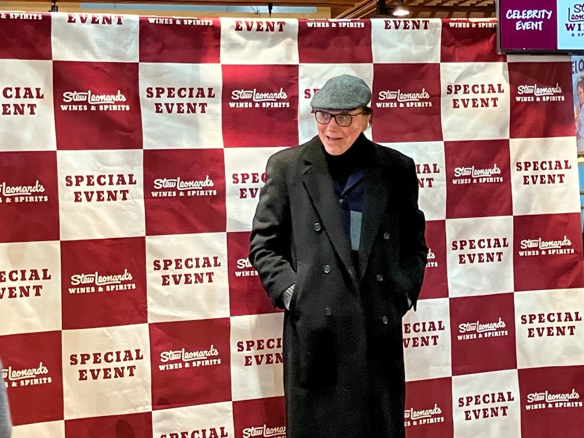Famous Actor Visits Stew Leonard's Wine Store In Norwalk | Norwalk