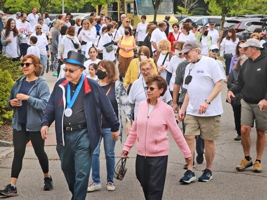 Grand Marshal Jim Rotenberg, Hadassah Nassau Walk-a-Thon / Hadassah Associate Chair, leading the Walk with his wife Carol Rotenberg, Hadassah National Major Gifts Chair.