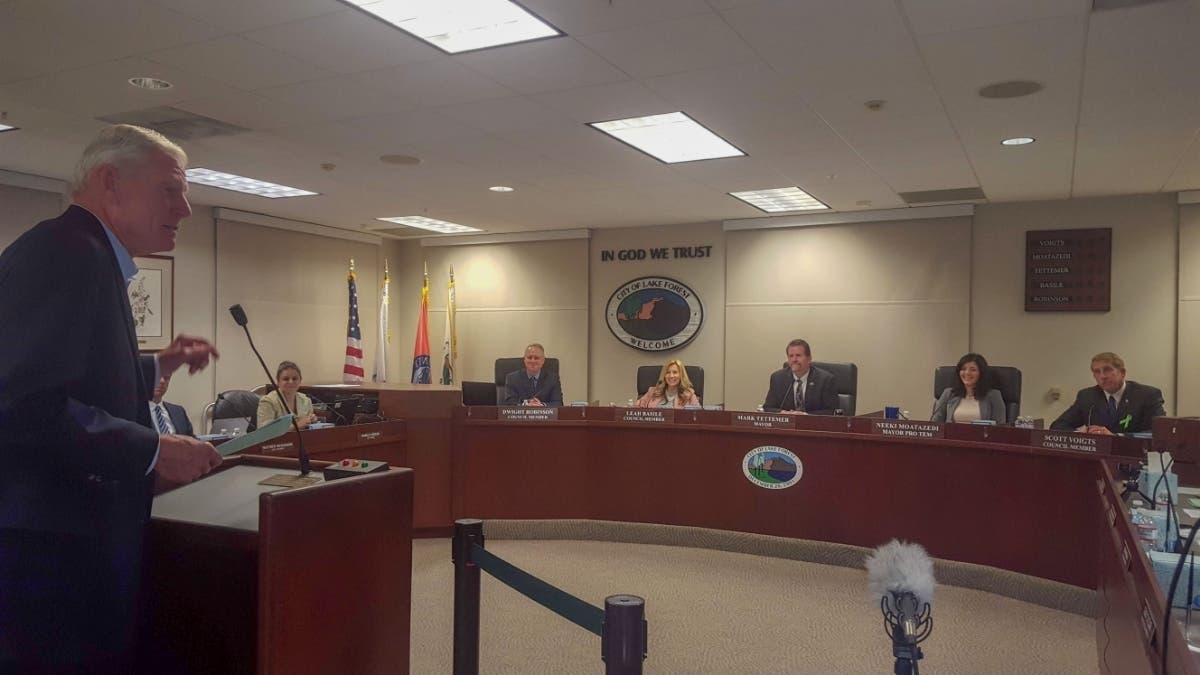 Bud Bergquist addresses the Lake Forest City council.