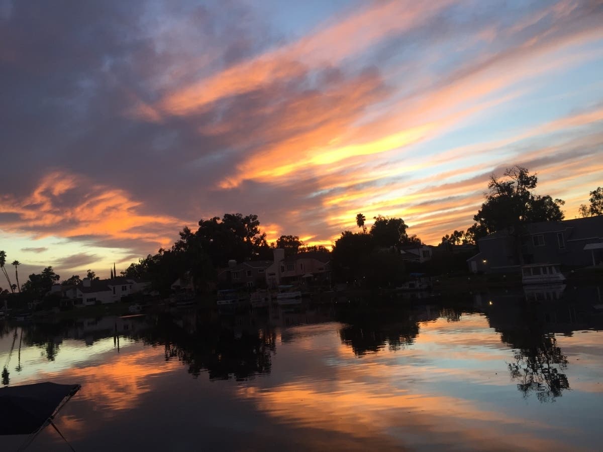 This sight of beautiful Lake Forest shows true California living! 