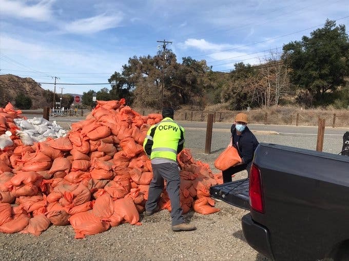 Getting sandbags in the hands of canyon residents in the Bond Fire burn area. Flash Flood Watch in effect through 4 pm Friday, with up to approx. 2.5 inches of #rain expected in canyon communities.