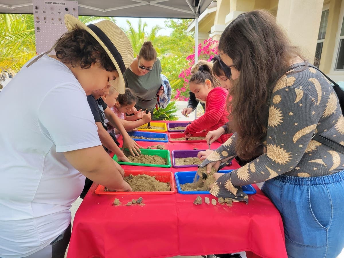 Kidz Digz parties encourage the joy of rock hunting for gems, crystals and fossils in a fun party atmosphere.
