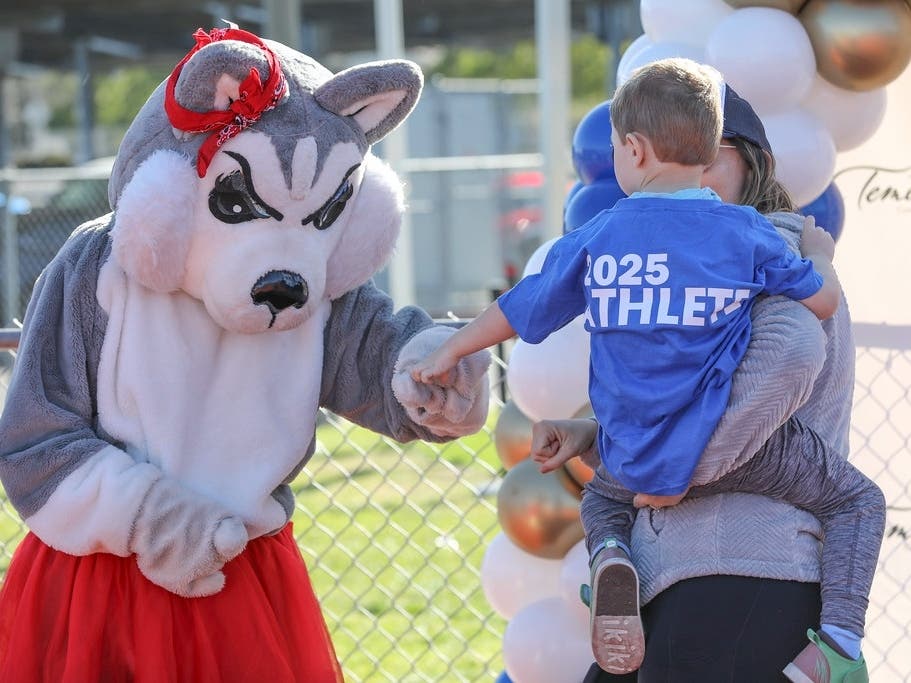 Great Oak Mascot welcomes athletes at the 2025 Temecula Special Games.