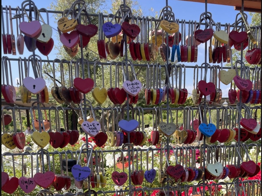 Europa Village Wineries & Resort: Ces La Vie Love Locks
