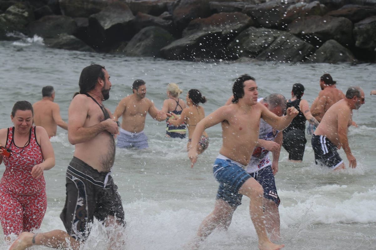 https://patch.com/img/cdn20/users/22892005/20180206/010358/styles/raw/public/processed_images/photo_4-polar_bear_swimmers_2418-1517940057-765.jpg