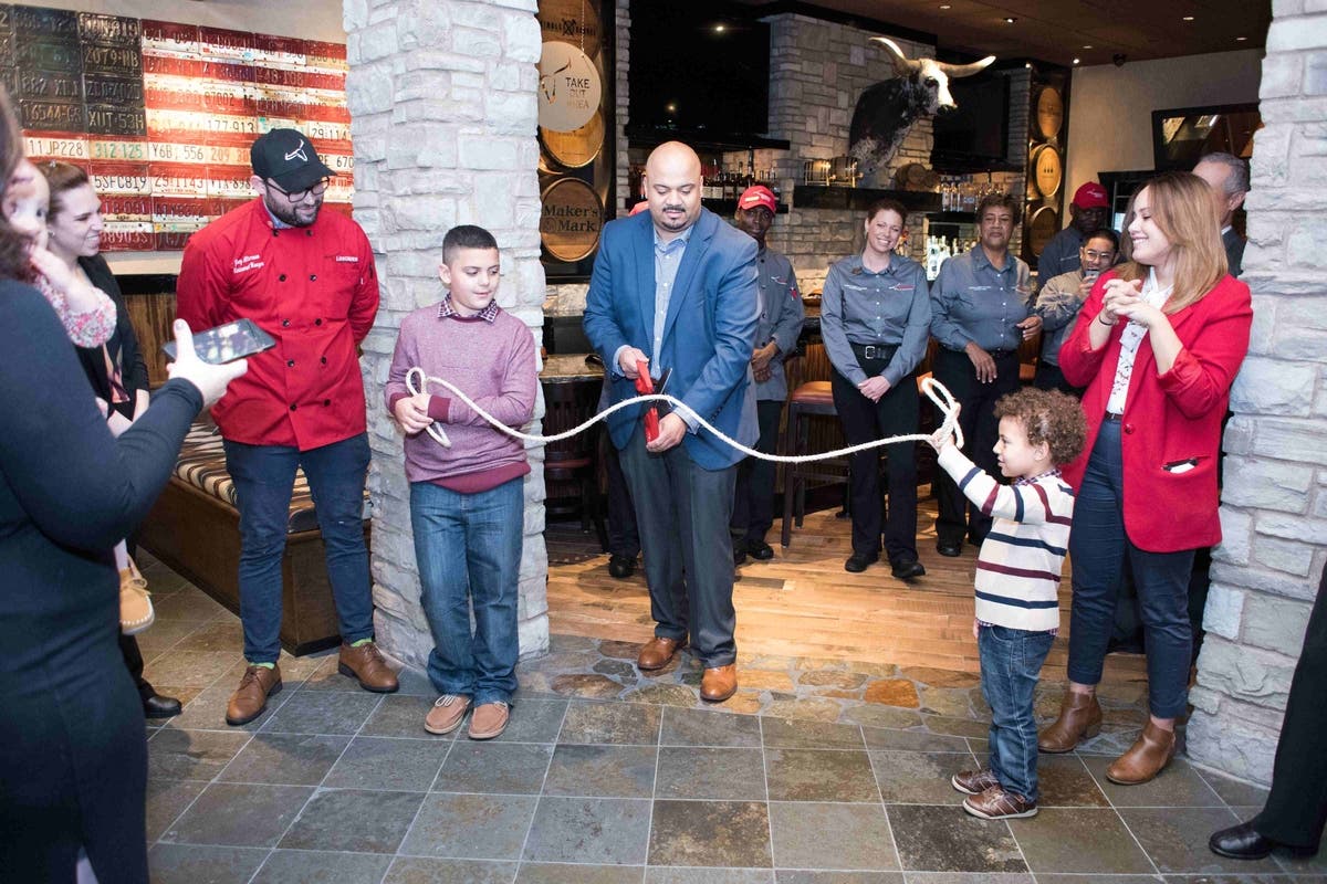 https://patch.com/img/cdn20/users/22892005/20181107/010028/styles/raw/public/processed_images/farmingdale_longhorn_steakhouse_-_lasso_cutting-1541613614-8730.jpg