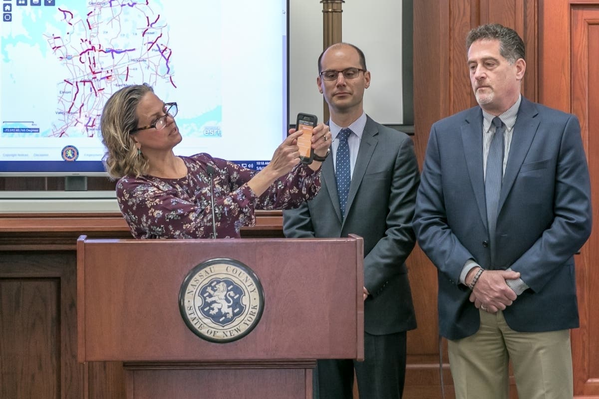 Executive Laura Curran shows how residents can access the new road websites.