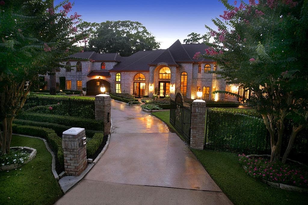 Find Your Exquisite Mansion in The Woodlands' Exclusive